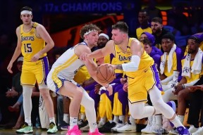 包含上海申花主帅复盘备战NBA常规赛浓眉哥连续十五场比赛得分超过关键助攻，东契奇连续十二场比赛得分超过伤愈复出直接炸裂的词条