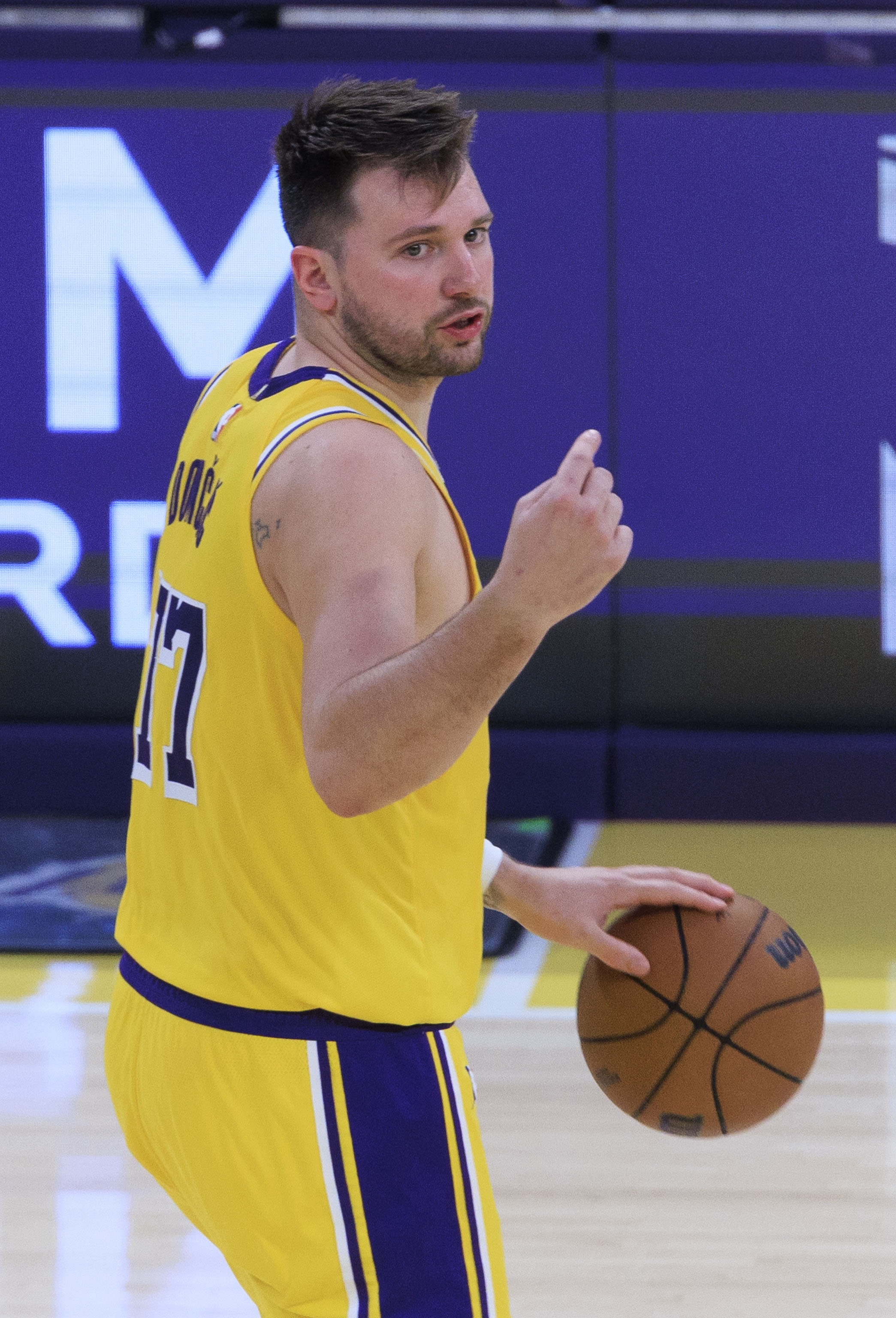 TES引发争议！，东契奇官方宣布重要助攻新规赛场气氛高涨(nba东契奇在哪个队)