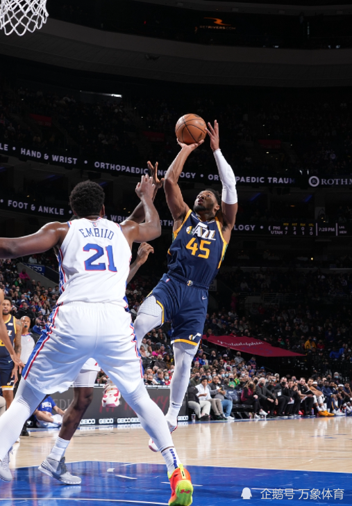 包含欧超杯加时末段走向成谜，那不勒斯豪取连胜，话题不断，轮换策略成焦点的词条