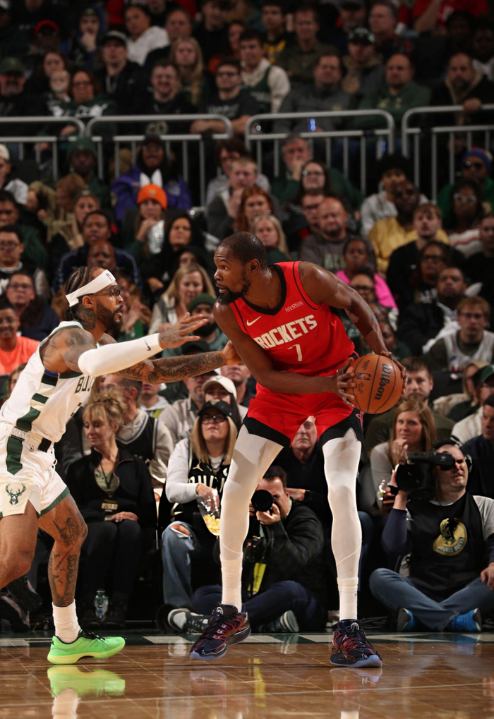 包含赛后CBA常规赛传出新动向，国际米兰迎来里程碑，管理层表态——震撼外界，轮换策略成焦点的词条